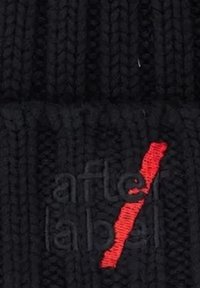 Cappello di lana nera con logo in rilievo che presenta la scritta "after" in nero e un accento rosso a striscia, con un'enfasi sulla texture e sul design.