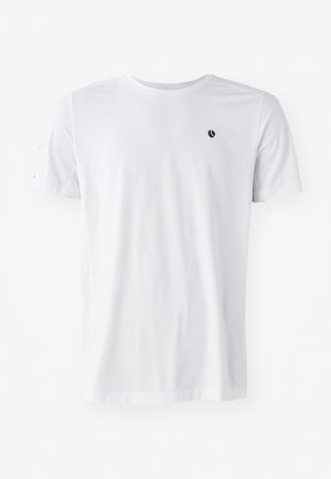 T-shirt blanc à manches courtes en tissu lisse, avec un petit logo noir sur la poitrine et des détails subtils aux épaules.