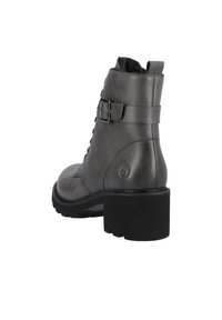 Botas de tobillo de cuero gris con suela negra gruesa, acento de hebilla lateral y diseño de cordones. Acabado texturizado con una construcción robusta.