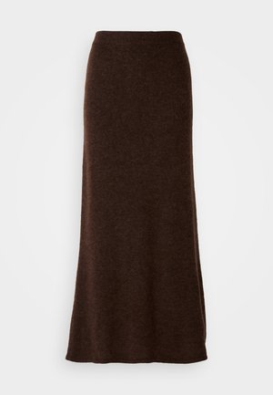 Brun, stickad maxikjol med en figurnära midja och en mjuk, flödande nederdel. Mjuk textur och en enfärgad yta utan synliga mönster eller detaljer.