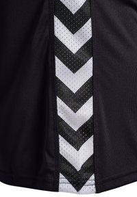 Maillot de sport noir avec un panneau latéral présentant un motif en chevrons noir et blanc. Le tissu a une texture lisse avec un design en maille respirante.