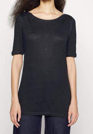 Haut noir à manches courtes fabriqué à partir d'un tissu léger et texturé. Présente un col large et une coupe décontractée. L'ourlet tombe en dessous des hanches.