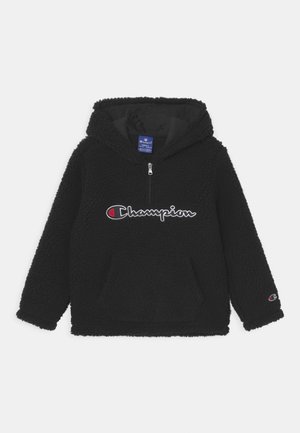 Sudadera con capucha de forro polar negro con cremallera frontal, logo de Champion en el pecho, bolsillo tipo canguro en la parte delantera y pequeño logo en el puño de la manga izquierda.