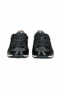 Sneaker nere in pelle con chiusura a lacci e zip, caratterizzate da una texture liscia e una suola in gomma bianca a contrasto.