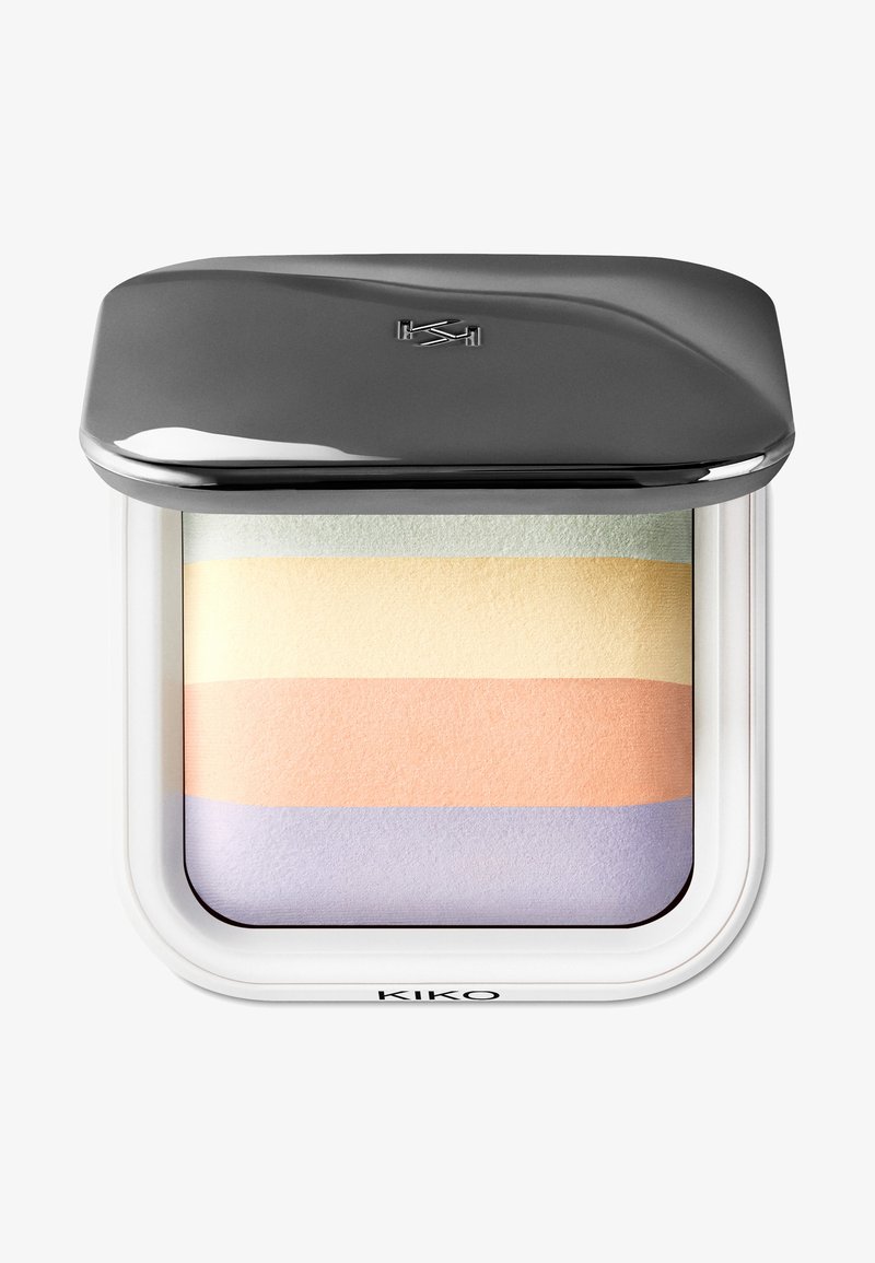 Produit de maquillage compact avec un couvercle gris brillant et une base blanche. L'intérieur présente cinq bandes de poudre pastel horizontales : jaune, pêche, vert, lilas.