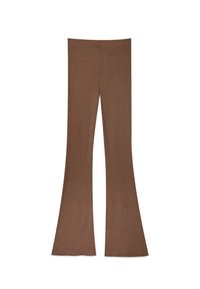 Pantalons bruns à rayures évasés en tissu extensible. La texture est uniforme, avec une taille ajustée et des ouvertures de jambe s'élargissant progressivement.