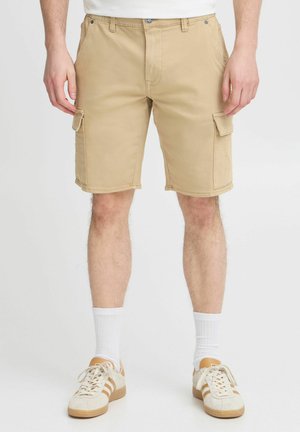 Pantaloni scurți cargo bej, cu multiple buzunare, din bumbac, cu un front plat, bucle pentru brâu și o lungime casual deasupra genunchilor.