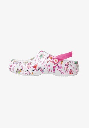 Zueco blanco con diseños coloridos y similares a dibujos animados. Cuenta con una tira trasera rosa, forma redondeada y suela texturizada. Hecho de un material duradero y flexible.