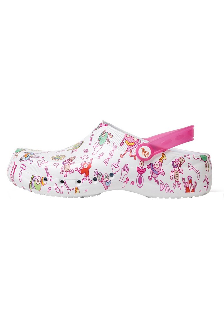 Zueco blanco con diseños coloridos y similares a dibujos animados. Cuenta con una tira trasera rosa, forma redondeada y suela texturizada. Hecho de un material duradero y flexible.