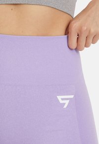 SQUATPROOF ROW SEAMLESS - Kratke hlače - light purple