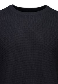 Schwarzer strukturierter Pullover mit rundem Ausschnitt und Waffelstrickmuster. Der Stoff wirkt weich und gewebt, ideal für die Freizeit.