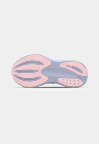 Semelle de chaussure de course Saucony, avec un caoutchouc rose texturé et des rainures pour l'adhérence, sur un intercalair léger en gris.