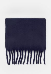 Marineblå tørklæde lavet af blødt stof, med frynser i enderne for tekstur. Rektangulær form med jævn tykkelse hele vejen igennem.