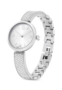 Srebrny zegarek ze stali nierdzewnej z okrągłą tarczą i błyszczącymi kryształowymi akcentami. Bransoleta w kształcie siatki ma teksturowaną powierzchnię z polerowanym wykończeniem.