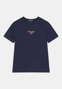 Navyblaue Baumwoll-T-Shirt mit einem kleinen gelb-weißen "POLO SPORT"-Logo und einem Akzent der amerikanischen Flagge auf der Vorderseite. Kurzärmlig, Rundhalsausschnitt.