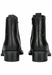 Bottines en cuir noir avec une finition lisse, fermeture éclair et petit talon carré. Présentent un bout arrondi et des coutures détaillées sur les côtés.