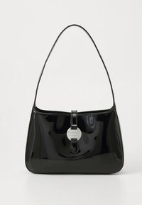Schwarze Handtasche aus Lackleder mit geschwungenem Schulterriemen, Klappenverschluss und einem runden silbernen Logo-Akzent in der Mitte.