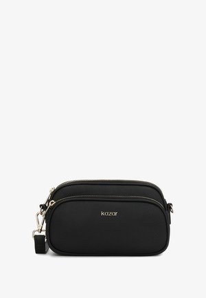 Melna ādas crossbody soma ar divām rāvējslēdzēja kabatām, zeltīta tonī apdari un noņemamu siksnu. Zīmols "kazar" priekšā.