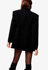 Bershka SIDE BUTTON - Halflange jas - black