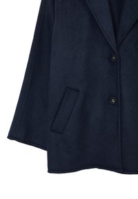 Manteau en mélange de laine bleu marine avec col à revers, boutons frontaux, une poche latérale et une finition douce et texturée. Présente un design classique ajusté.