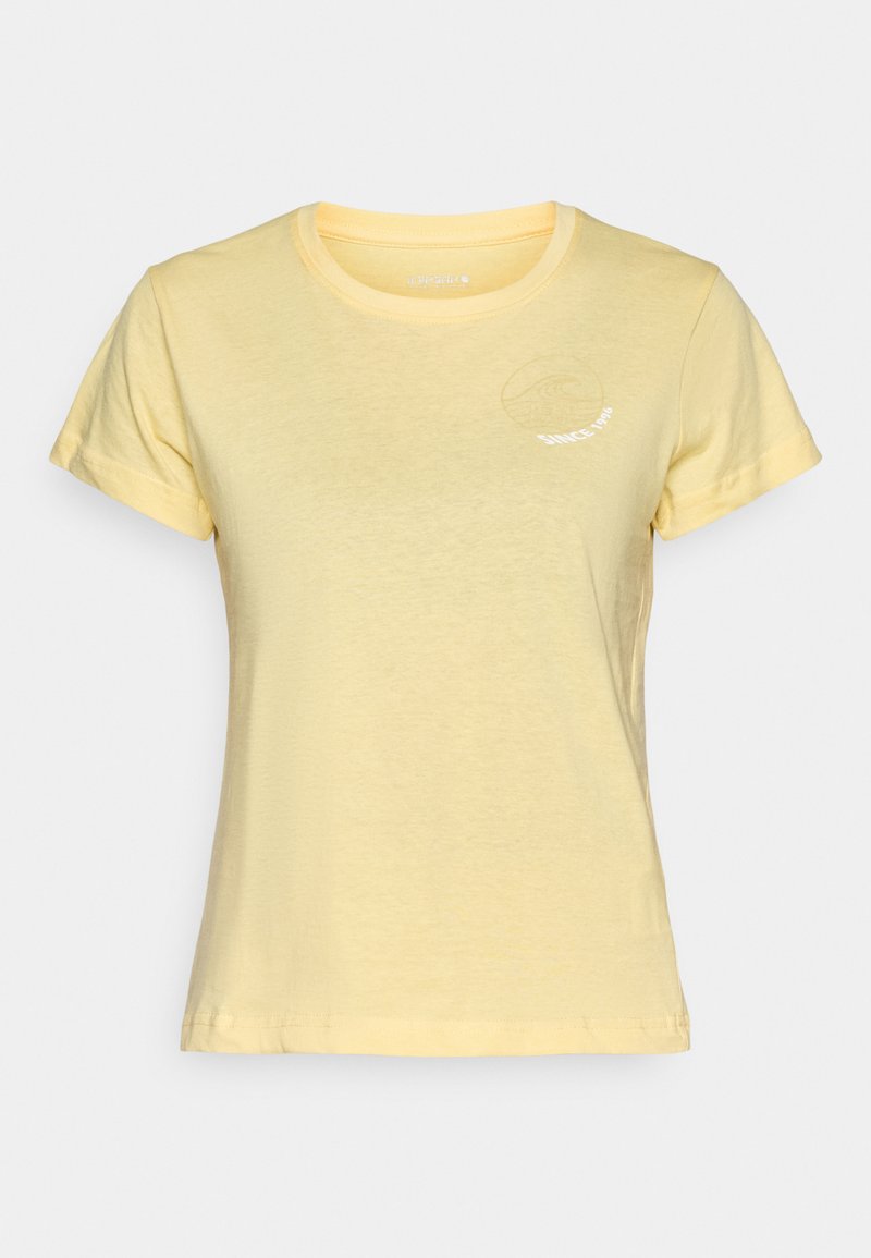 Żółta bawełniana koszulka z okrągłym dekoltem, krótkimi rękawami oraz subtelnym wzorem fali z napisem "Since 1986" w kolorze białym. Miękka faktura.