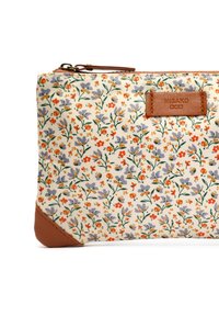 Pochette decorata con un motivo floreale, realizzata in tessuto beige con fiori arancioni e viola, arricchita da dettagli in pelle marrone e chiusura a zip.