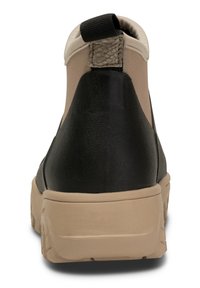 Baskets montantes noires et marron avec une finition en cuir texturé, un dos arrondi et une semelle en caoutchouc beige moulée. Comprend une languette sur le dessus.