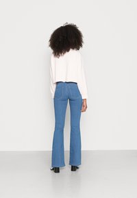 ONLY ONLHELLA LIFE HIGH WAIST RETRO - Calças de ganga à boca de sino - medium blue denim