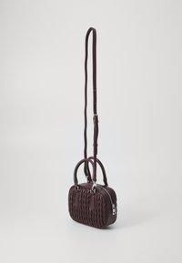 Borsa bordeaux con un design tessuto a trama, manici superiori doppi e una tracolla rimovibile e regolabile. Finiture in hardware argentato.
