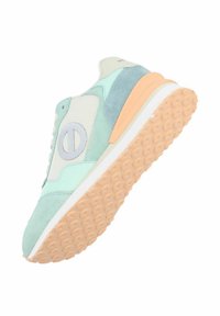 Sneaker verde menta con texture in rete e suede, dotato di un logo argento, suola bianca e suola in gomma arancione con motivi circolari.