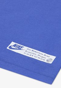 Nike Sportswear GLOBE - T-shirts med print - comet blue