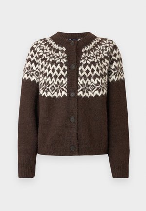 Cardigan marrone lavorato a maglia con baschina a motivi bianca e marrone scuro. Presenta una chiusura con bottoni e polsini e orlo a costine.