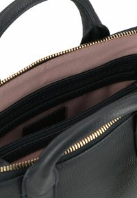 Bolso de mano de cuero negro con cremallera en tono dorado, que cuenta con un forro beige y múltiples compartimentos interiores para una mejor organización.