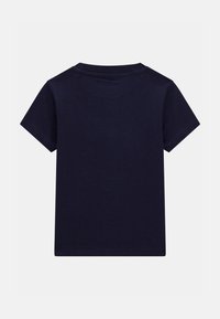 Tummansininen puuvillapaita lyhyillä hihoilla, pyöreällä kaula-aukolla, sileällä pinnalla ja yksinkertaisella takapuolella. Ilman näkyviä logoja tai kuvioita.