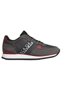 Chaussure de sport grise avec des accents noirs et un talon rouge. Présente une semelle épaisse blanche et une bande latérale à motif avec le logo "NAPA".