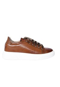 Sneaker in pelle marrone con suola in gomma bianca, punta rotonda e lacci marroni. Presenta dettagli perforati sulla parte superiore e un interno texturizzato.