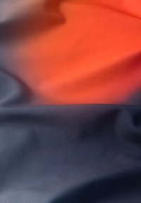 Gradientní látka s hladkým povrchem, přecházející z tmavě červené na vrcholu do tmavě modré na spodní části, vyzařující živé barvy.