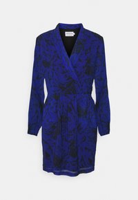 Blå omslagsklänning med svarta blommönster, långärmad, med V-ringning och elastisk midja. Tillverkad av lätt material med en slät yta.