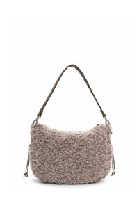 Borsa beige a trama riccia dalla forma curvata, con tracolla intrecciata in marrone e dettagli in metallo argentato.