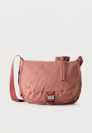Prášková ružová crossbody messenger taška s nastaviteľným popruhom, preklopovým zapínaním, prednou prackou a vrchným vreckom so šnurovaním.