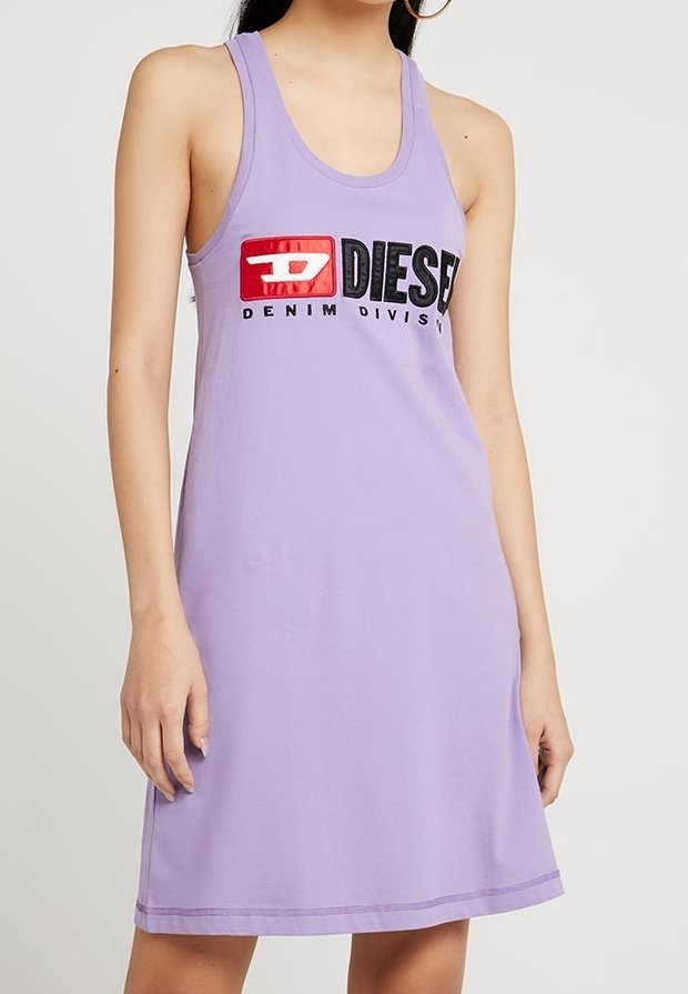 Lavendelfärgad linneklänning med avslappnad passform, med en framträdande svart och röd broderad "DIESEL"-logotyp på framsidan och sydd nederkant.