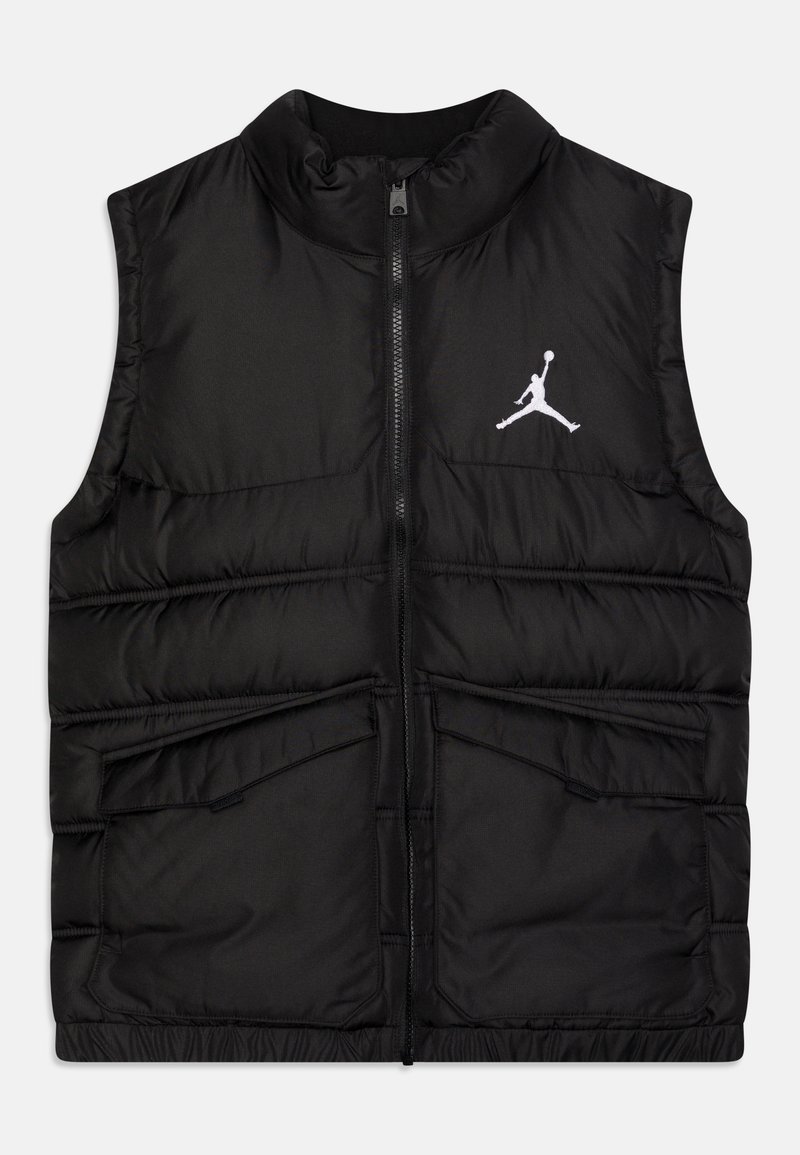 Gilet en doudoune noir avec un col haut, fermeture éclair à l'avant, deux grandes poches avant et un logo Jordan blanc sur la poitrine. Texture lisse et matelassée.