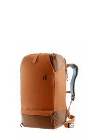 Mochila marrón y beige con correas acolchadas, compartimentos con cremallera y un pequeño logo en la parte frontal, mostrada sobre un fondo blanco.