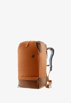 Mochila marrón y beige con correas acolchadas, compartimentos con cremallera y un pequeño logo en la parte frontal, mostrada sobre un fondo blanco.