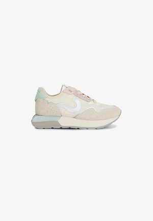 Beige tenisky vyrobené z semišových a síťovinových materiálů, se stříbrnými akcenty, pastelově růžovými a zelenými tkaničkami a texturovanou podešví.