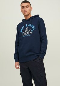 Jack & Jones JJELOGO HOOD - Bluza z kapturem