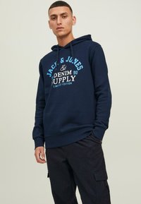 Jack & Jones - JJELOGO HOOD - Mikina s kapucí - dark navy Miniatura obrázku 1