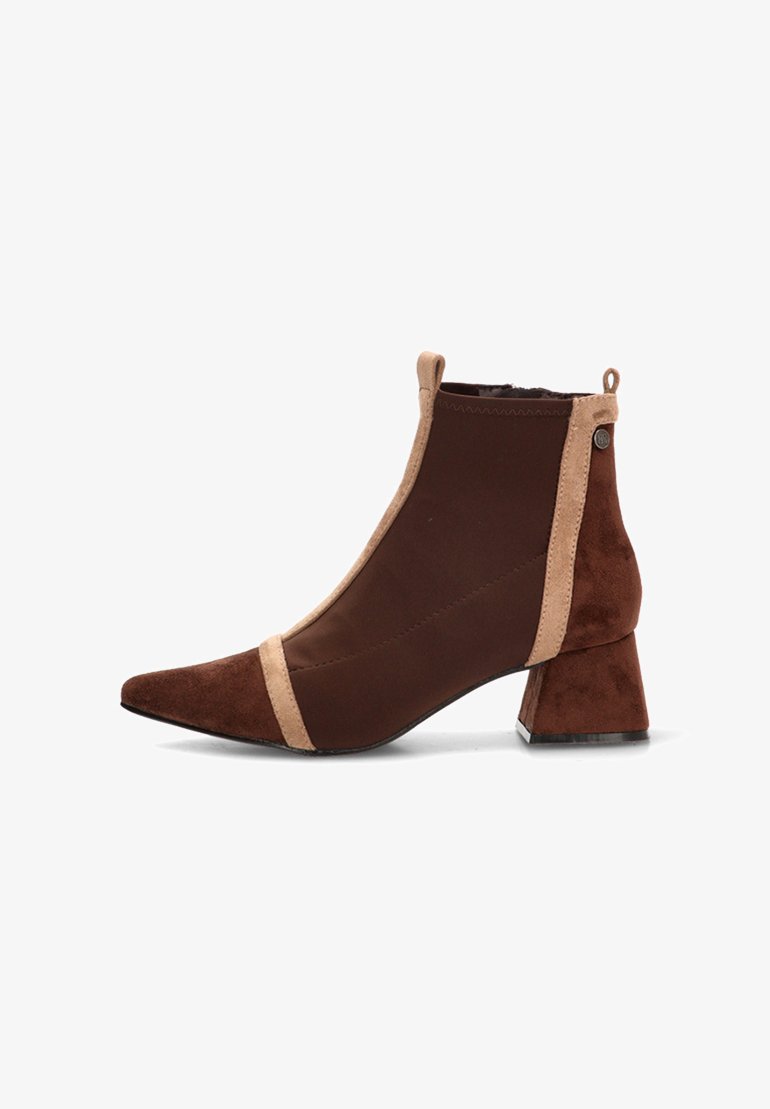 Botines marrones con punta afilada, que combinan ante y material liso, con un detalle beige a los lados y tacón ancho.