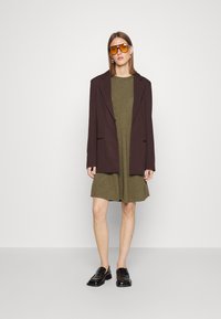 Repeat DRESS MERINO - Vestido de malha - olive