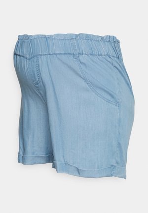 Calções de ganga azul claro com cintura elástica franzida, dois bolsos laterais, bainhas dobradas e uma textura suave.